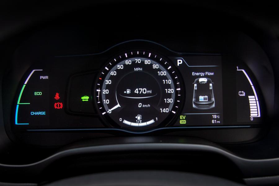 Панель приборов Hyundai IONIQ hybrid 2016 года  (UK) (фото 28 из 32)